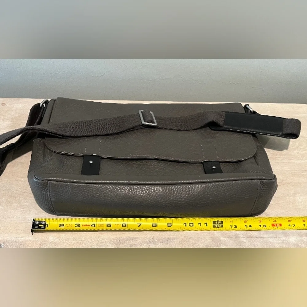 Rare Ecco Unisex Ely Grey Pebbled Leather Messenger Bag is Pristine